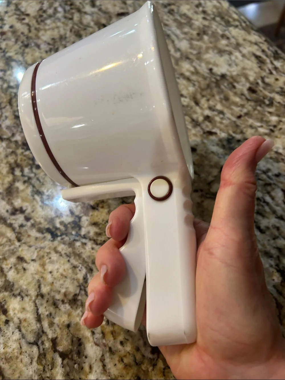 hand-squeeze flour sifter. It is used in baking to mix ingredients